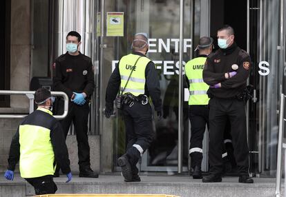 Militares de la UME entran a los juzgados de la plaza de Castilla, en Madrid, para llevar a cabo labores de desinfección del coronavirus este jueves. 

Eduardo Parra - Europa Press