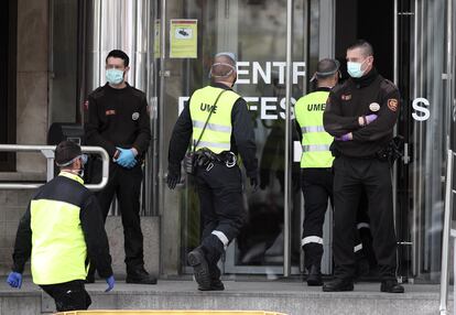 Militares de la UME entran a los juzgados ordinarios de Plaza Castilla.