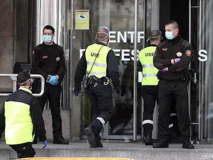 Militares de la UME entran a los juzgados de la plaza de Castilla, en Madrid, para llevar a cabo labores de desinfección del coronavirus este jueves. 

Eduardo Parra - Europa Press