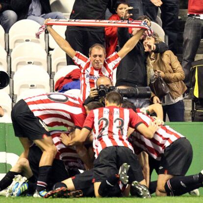 Los jugadores del Athletic celebran el primer gol del partido.