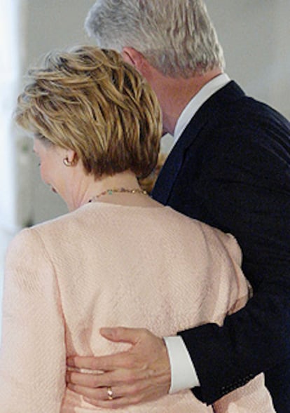 Bill Clinton y su esposa, Hillary, en el lanzamiento del libro de memorias del ex presidente, en Nueva York.