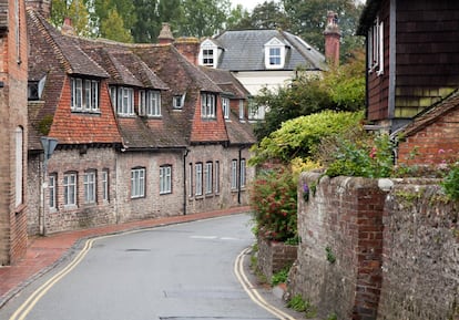 A diferencia de otros jardines históricos que han pasado de generación en generación, consiguiendo así que siempre luzcan impecables, la finca de parque nacional South Downs— y estaba a las afueras del pueblo histórico de Alfriston (en la imagen). Para recuperarlo recurrieron a un paisajista, Ian Kitson, que partiendo prácticamente de cero, diseñó un jardín contemporáneo que es toda una sorpresa. El escenario conseguido son unas praderas de flores silvestres, formas sinuosas en los muretes de piedra que protegen una tranquila zona de descanso, con caminos que serpentean descendiendo alrededor de un gran estanque y plantas de todo tipo. Ha ganado numerosos premios de jardinería.