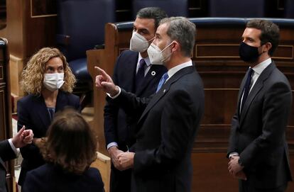 El rey Felipe VI conversa en el Congreso con el presidente del Gobierno, Pedro Sánchez, ante la mirada de la presidenta de la Cámara Baja, Meritxell Batet, y el líder del Partido Popular, Pablo Casado, el 23 de febrero.