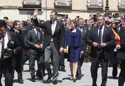 Los Reyes saludan al público congregado en el exterior del paraninfo de la Universidad de Alcalá.