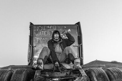 Un manifestante sobre un tractor en un símbolo de resistencia.