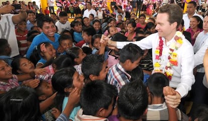 Manuel Velasco, gobernador del Estado mexicano de Chiapas, saluda a niños indígenas en una gira por Tuzantán.