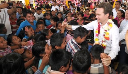 Manuel Velasco, gobernador del Estado mexicano de Chiapas, saluda a ni&ntilde;os ind&iacute;genas en una gira por Tuzant&aacute;n.