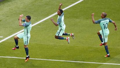 Cristiano, Nani y Joao Mario celebran un gol.