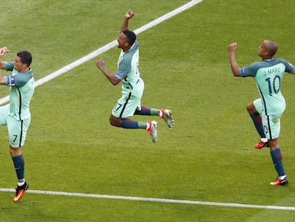 Cristiano, Nani y Joao Mario celebran un gol.