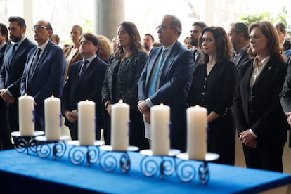 La presidenta de la Comunidad de Madrid, Isabel Díaz Ayuso (2d), entre los asistentes al acto de Recuerdo del Holocausto que este martes acoge la Asamblea de Madrid.