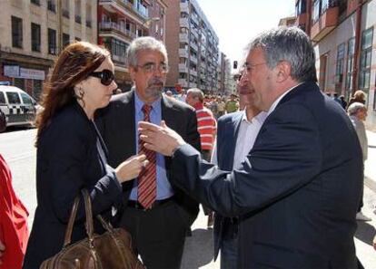 La discreción de IU. Los candidatos de IU, Ángel Pérez (a la izquierda) y Gregorio Gordo, iniciaron su recorrido en el paseo Quince de Mayo y estuvieron el tiempo indispensable en un breve paseíllo.