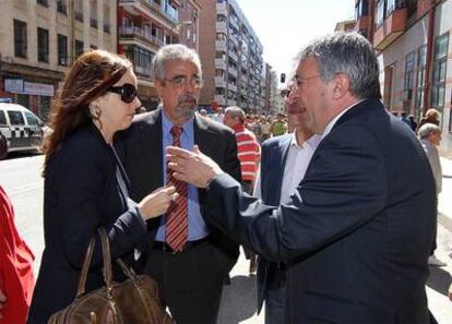 La discreción de IU. Los candidatos de IU, Ángel Pérez (a la izquierda) y Gregorio Gordo, iniciaron su recorrido en el paseo Quince de Mayo y estuvieron el tiempo indispensable en un breve paseíllo.