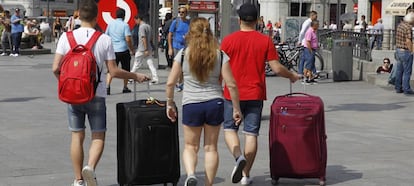 Turistas con maletas en el centro de Madrid.