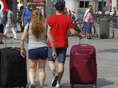 Turistas con maletas en el centro de Madrid.