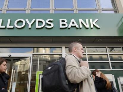 Unos peatones pasan por delante de una sucursal de Lloyds en Londres