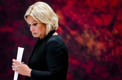 La ministra holandesa de Defensa, Jeanine Hennis, tras presentar su renuncia.