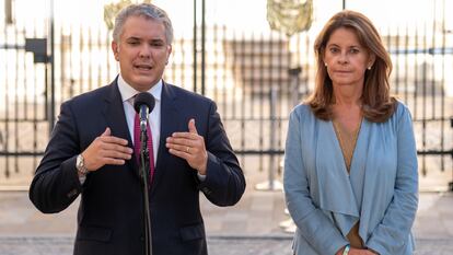 Iván Duque, mientras ofrece hoy, un discurso junto a la vicepresidenta colombiana, Marta Lucía Ramírez