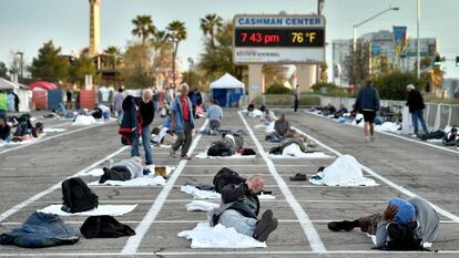 Varias personas sin hogar duermen en un aparcamiento de Las Vegas.