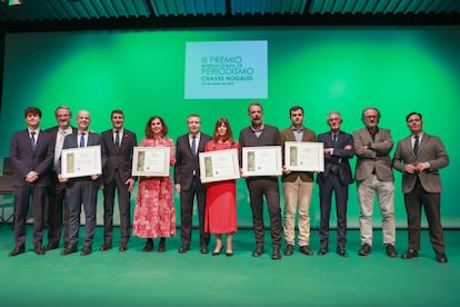 Foto de familia con todos los premiados en la III edición del Premio Internacional de Periodismo Chaves Nogales celebrado en Sevilla, el lunes.