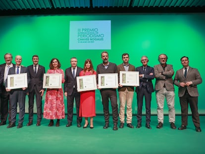 Foto de familia con todos los premiados en la III edición del Premio Internacional de Periodismo Chaves Nogales celebrado en Sevilla, el lunes.