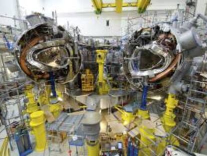 Varios mecánicos trabajan en el reactor de investigación "Wendelstein 7-X" en el Instituto Max Planck para física de plasma en Greifswald (Alemania). EFE/Archivo