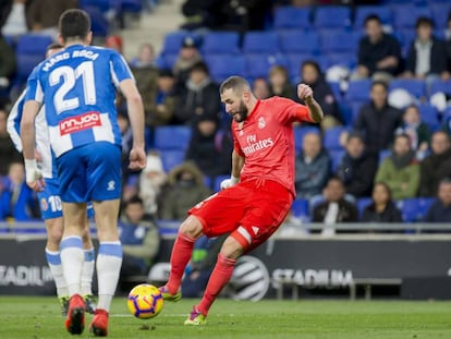 Benzema remata ante Marc Roca.