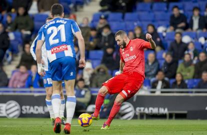 Benzema remata ante Marc Roca.