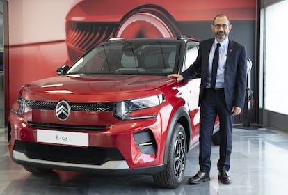 El CEO de Citroën, Thierry Koskas, posa junto al nuevo Ë-C3 en la sede de Stellantis, en Madrid.