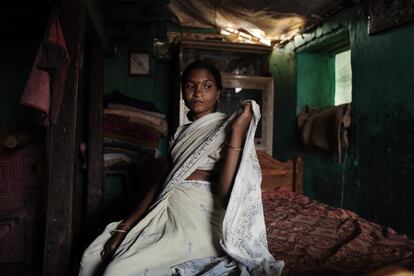 Suwarna Gurnule, de 26 años, tiene dos hijas, de ocho y tres años, y está embarazada por tercera vez a pesar de que, en estas zonas donde la gente tiene pocos recursos, las autoridades recomiendan no tener más de dos.