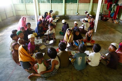 Un grupo de niños refugiados rohinyás leen el Corán en la mezquita de un campamento improvisado en Cox's Bazar, el 24 de agosto de 2022. Desde Save the Children, alertan: “La única educación que reciben los refugiados es la informal, proporcionada a través de organizaciones humanitarias por maestros locales y rohinyá. Necesitamos un sistema formalizado con evaluaciones que rastreen los logros de aprendizaje, certificaciones y acreditaciones. Si no, los niños rohinyás corren el riesgo de convertirse en una generación perdida”.