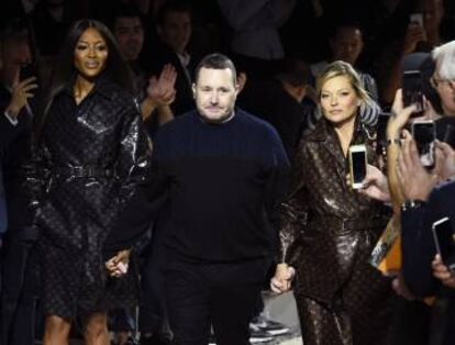 Kim Jones será el encargado de sustituir a Kris Van Assche en Dior Homme. En la imagen, Jones despide el desfile de Louis Vuitton durante la pasada Semana de la Moda de París de la mano de Naomi Campbell (izquierda) y Kate Moss.