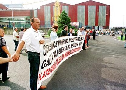 Los trabajadores de Izar en Fene se concentraron ayer ante la factoría de la empresa coruñesa.