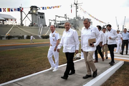 José Rafael Ojeda Durán, Andrés Manuel López Obrador, y Adán Augusto López, caminan en la Décima Zona Naval en Manzanillo.