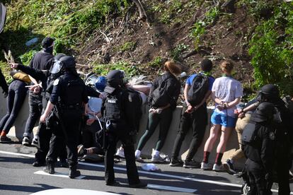 Varios manifestantes son custodiados por la policía en FIladelfia durante las protestas por la muerte de George Floyd.