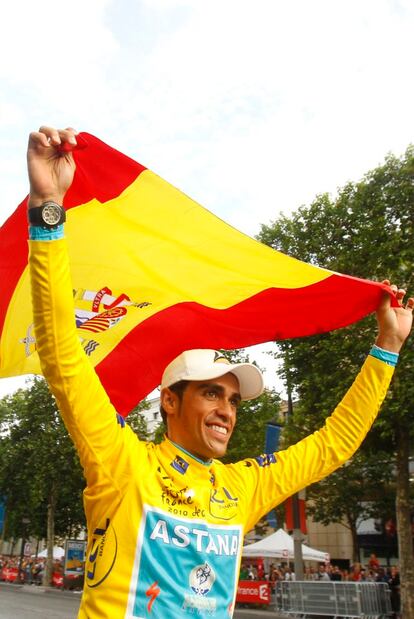 Contador celebra la victoria en el Tour con la bandera española