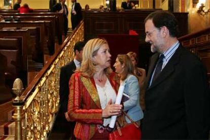 Rajoy, en el hemiciclo junto a la diputada popular María Jesús Sainz.