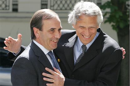 El ministro español del Interior, José Antonio Alonso, saluda a su homólogo francés, Dominique de Villepin, en Paris.