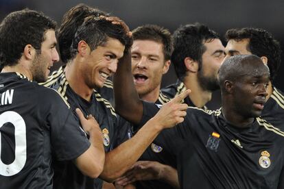 Os jogadores do Real felicitam Cristiano Ronaldo depois de marcar um gol em um jogo contra o FC Zurich na Champions, no dia 15 de setembro de 2009.