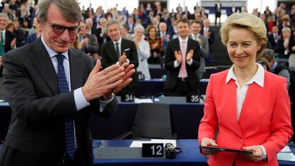 David Sassoli aplaude a Ursula von der Leyen, este miércoles en el Parlamento Europeo.