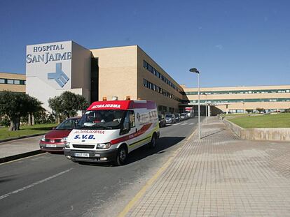 Una ambulancia sale del hospital de Torrevieja, en una imagen de archivo. 
