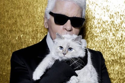 Karl Lagerfeld y su gata en una foto de Instagram utilizada para felicitar el a&ntilde;o 2017.