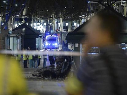 Policías observan la Rambla de Barcelona tras el atentado del jueves.