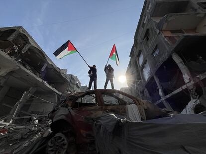 Dos niños ondean banderas palestinas en un automóvil en Ciudad de Gaza, este sábado.
