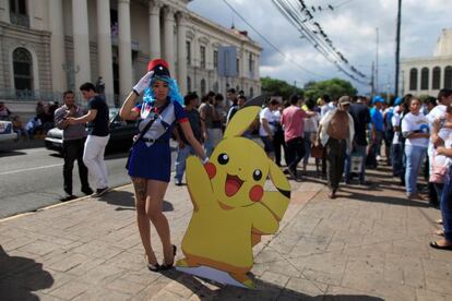 Un Pikachu de cartón acompañado de una persona real.