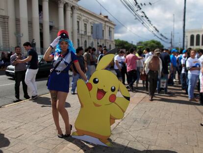 Un Pikachu de cartón acompañado de una persona real.