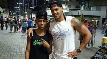 El jugador de baloncesto Juan Manaure con su hijo Dereck.