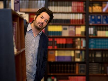 El escritor Jos&eacute; Adiak Montoya en la librer&iacute;a Hispamer, en Managua.