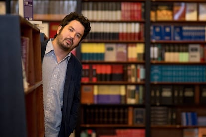 El escritor José Adiak Montoya en la librería Hispamer, en Managua.