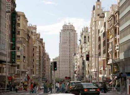 Imagen de la Gran Vía tomada desde Callao hacia la plaza de España.