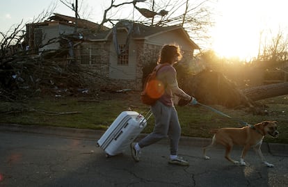 Una residente de Little Rock evacúa la localidad luego de los tornados que golpearon parte de Arkansas este viernes por la tarde.